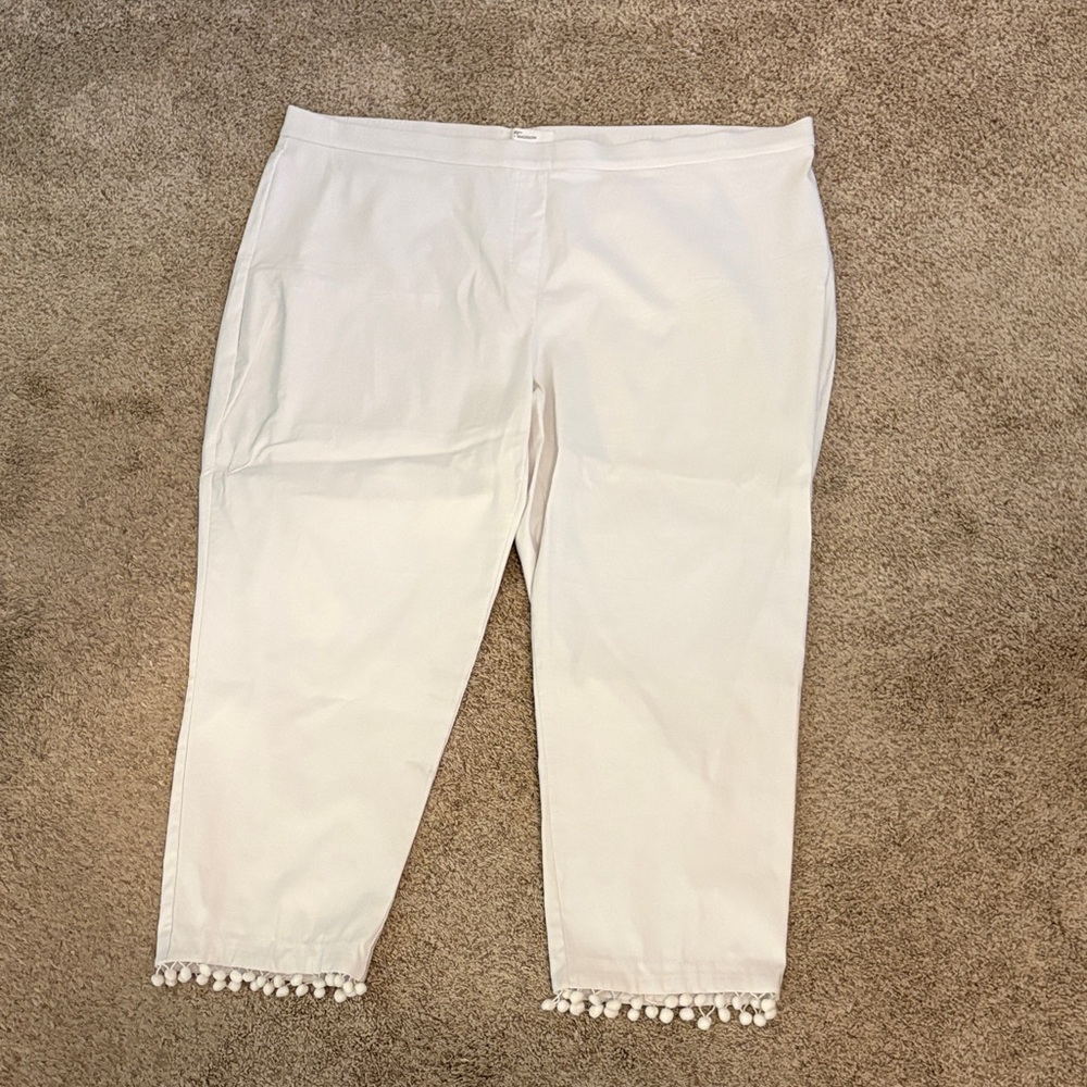 Madison White Pom-Pom Trim Crop Capris